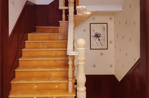 青州中式别墅室内汉白玉石楼梯的定制安装装饰效果